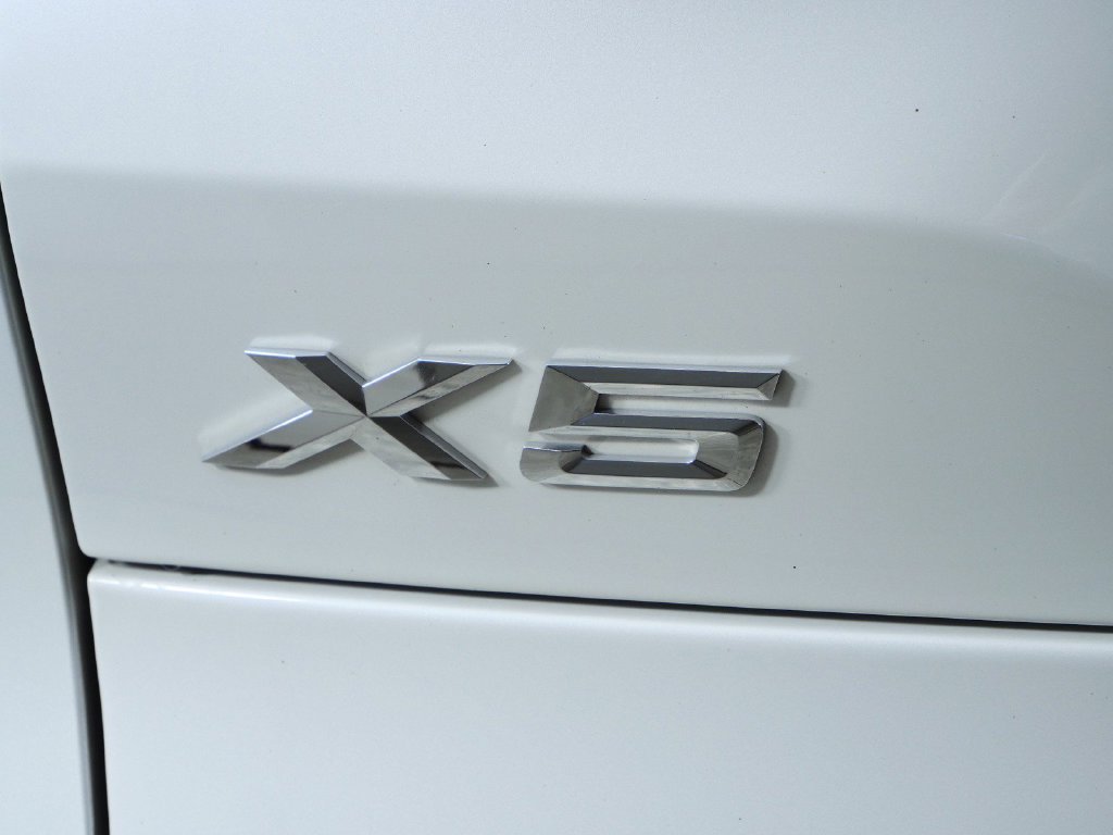 Certified Used 2025 Mineral White Metallic BMW xDrive40i image 15