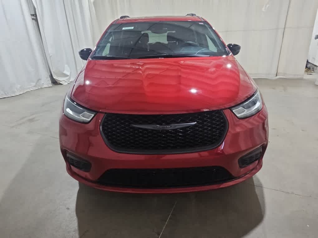 Used 2025 Red Hot Pearlcoat Chrysler Limited image 6