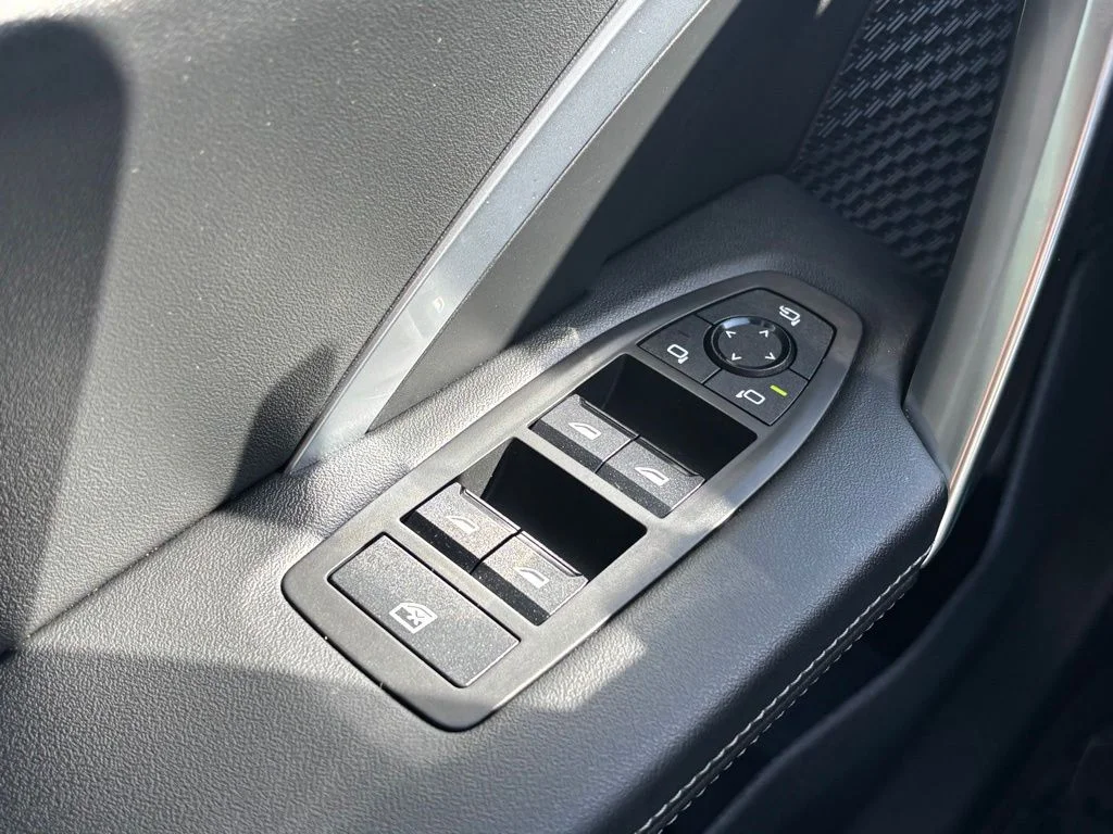Used 2025 White BMW xDrive28i image 15