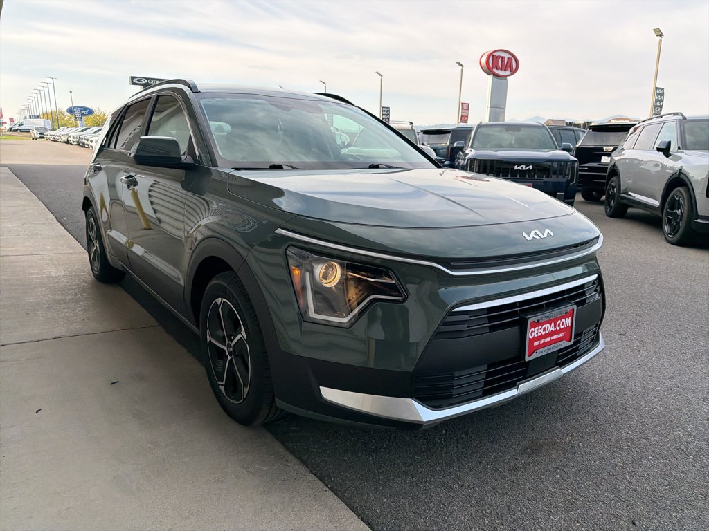 Used 2023 Green Kia EX image 3