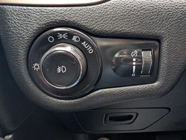 Used 2018 Silver Jeep Latitude image 21
