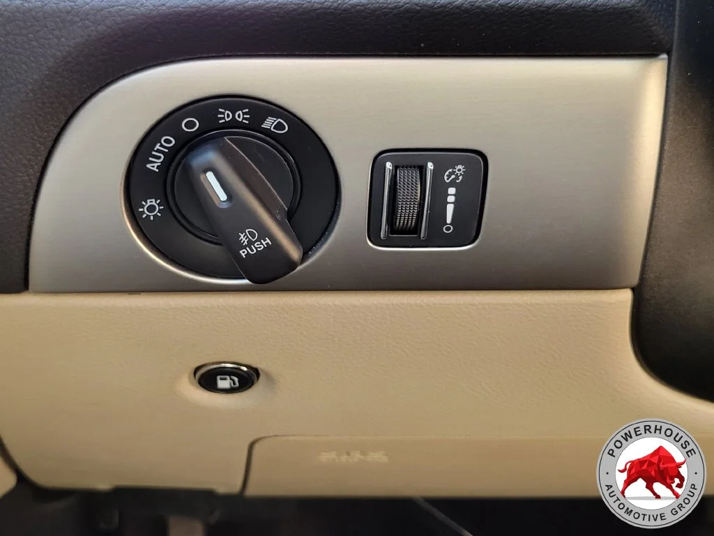 Used 2015 White Dodge SXT image 26