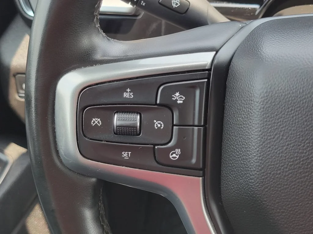 Used 2025 Summit White Chevrolet LT image 27