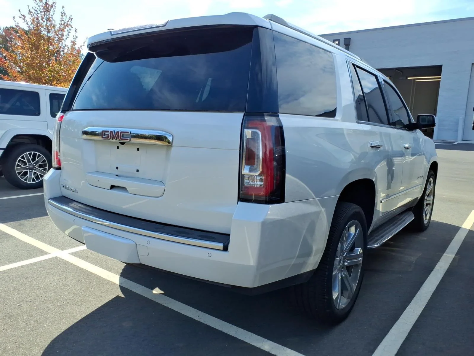 Used 2018 White Frost Tricoat GMC Denali image 12