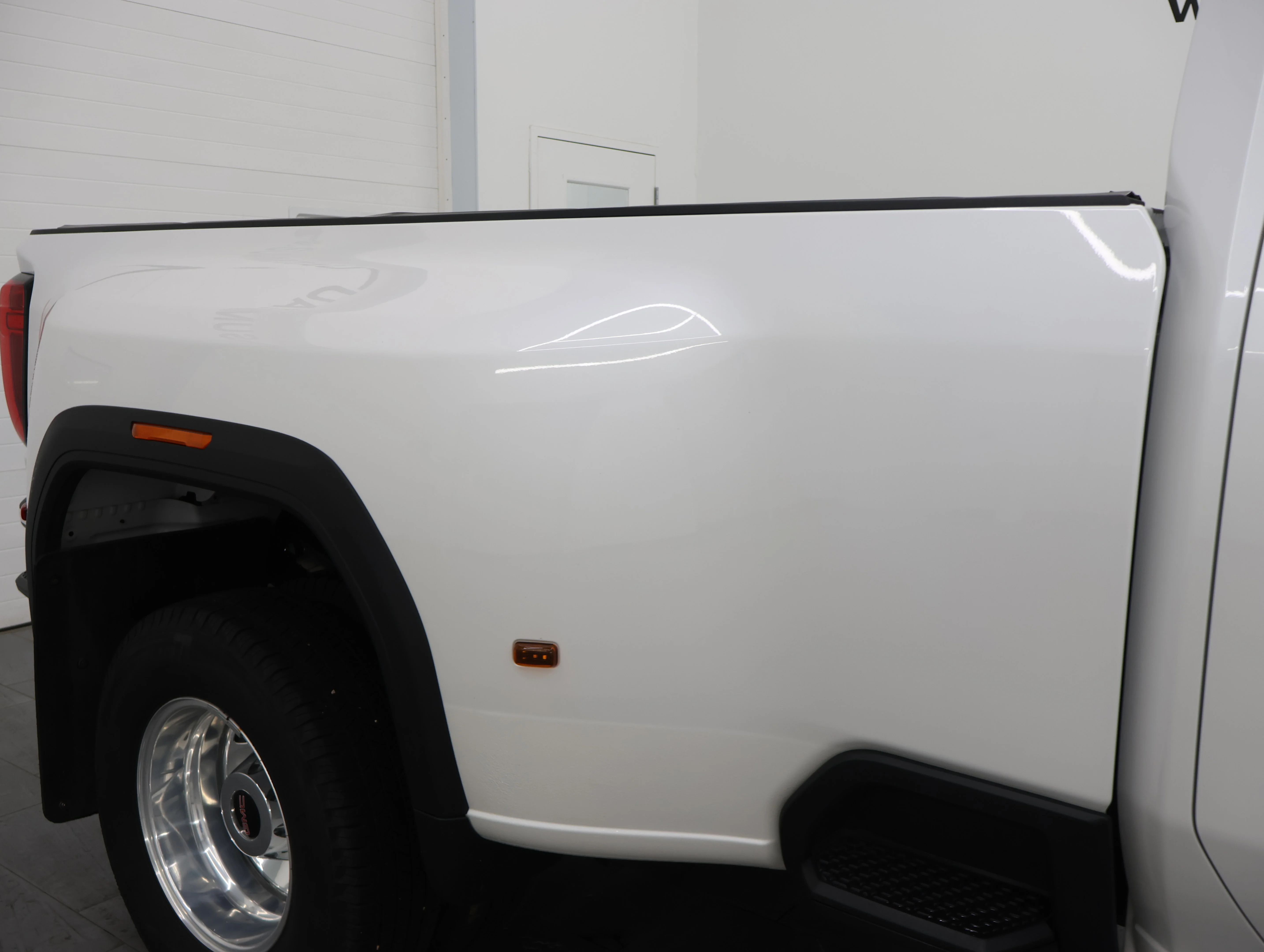 Used 2022 White Frost Tricoat GMC Denali image 31