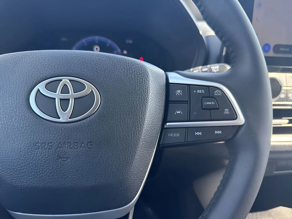 Used 2025 Silver Toyota XLE image 18