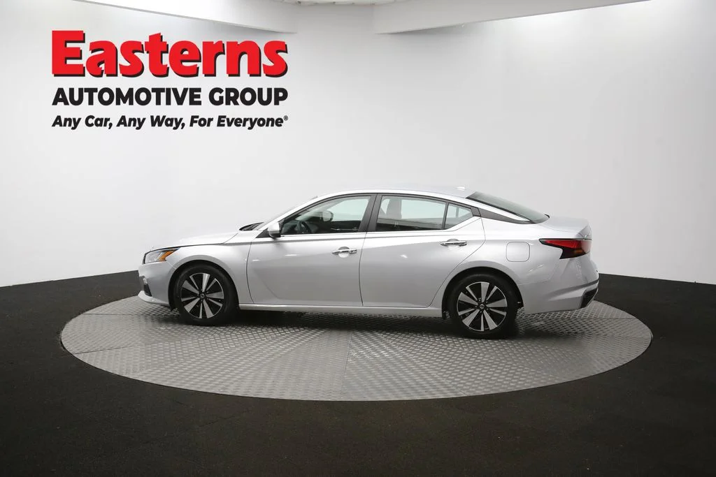 Used 2022 Silver Nissan 2.5 SV image 59