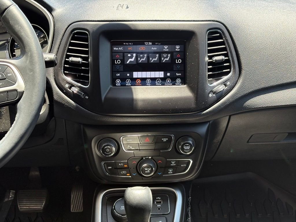 Used 2018 Black Jeep Latitude image 12