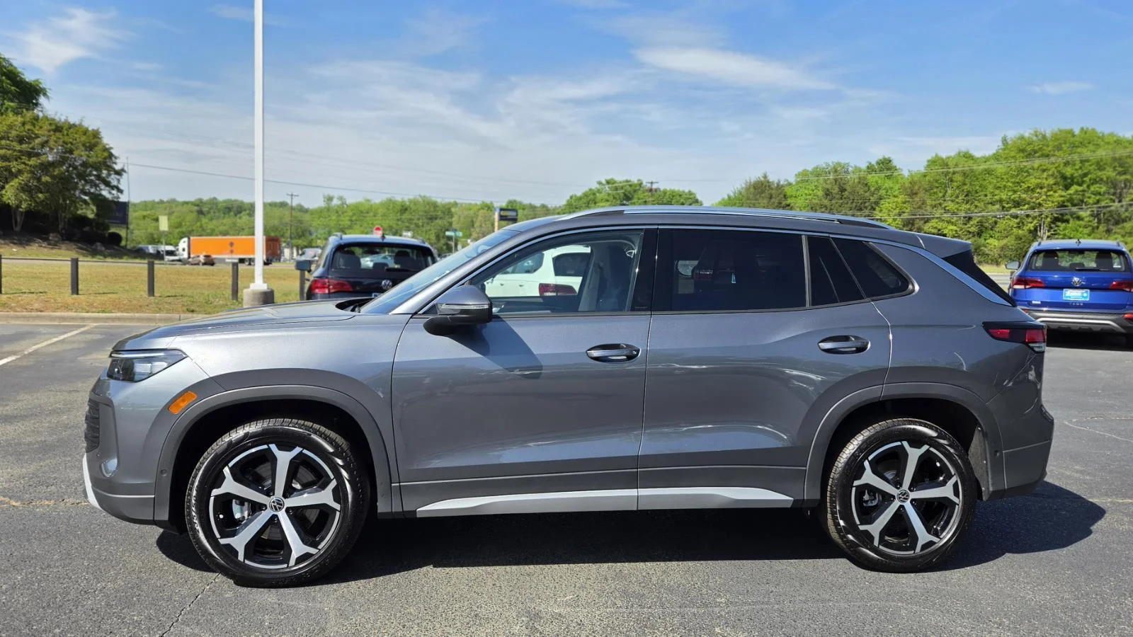New 2026 Platinum Gray Metallic Volkswagen SE image 10