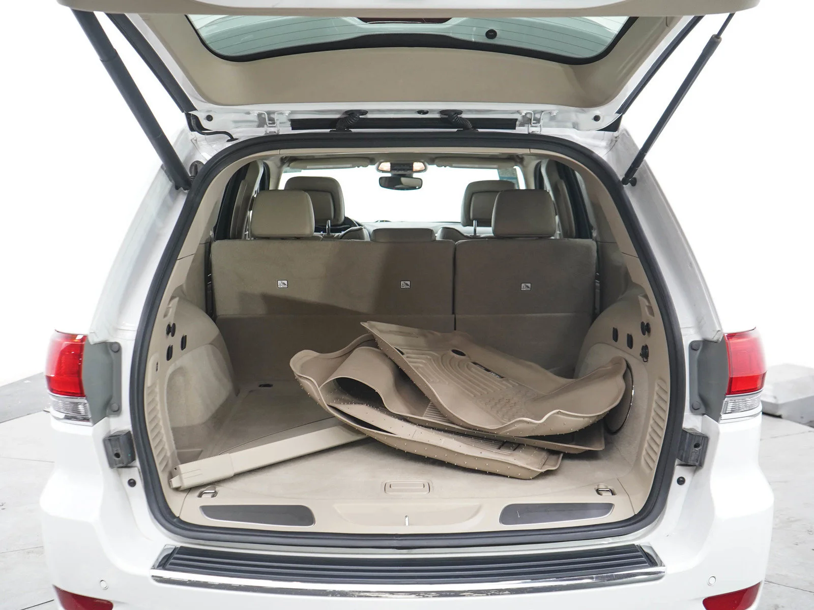 Used 2021 Ivory 3-Coat Jeep Overland image 16