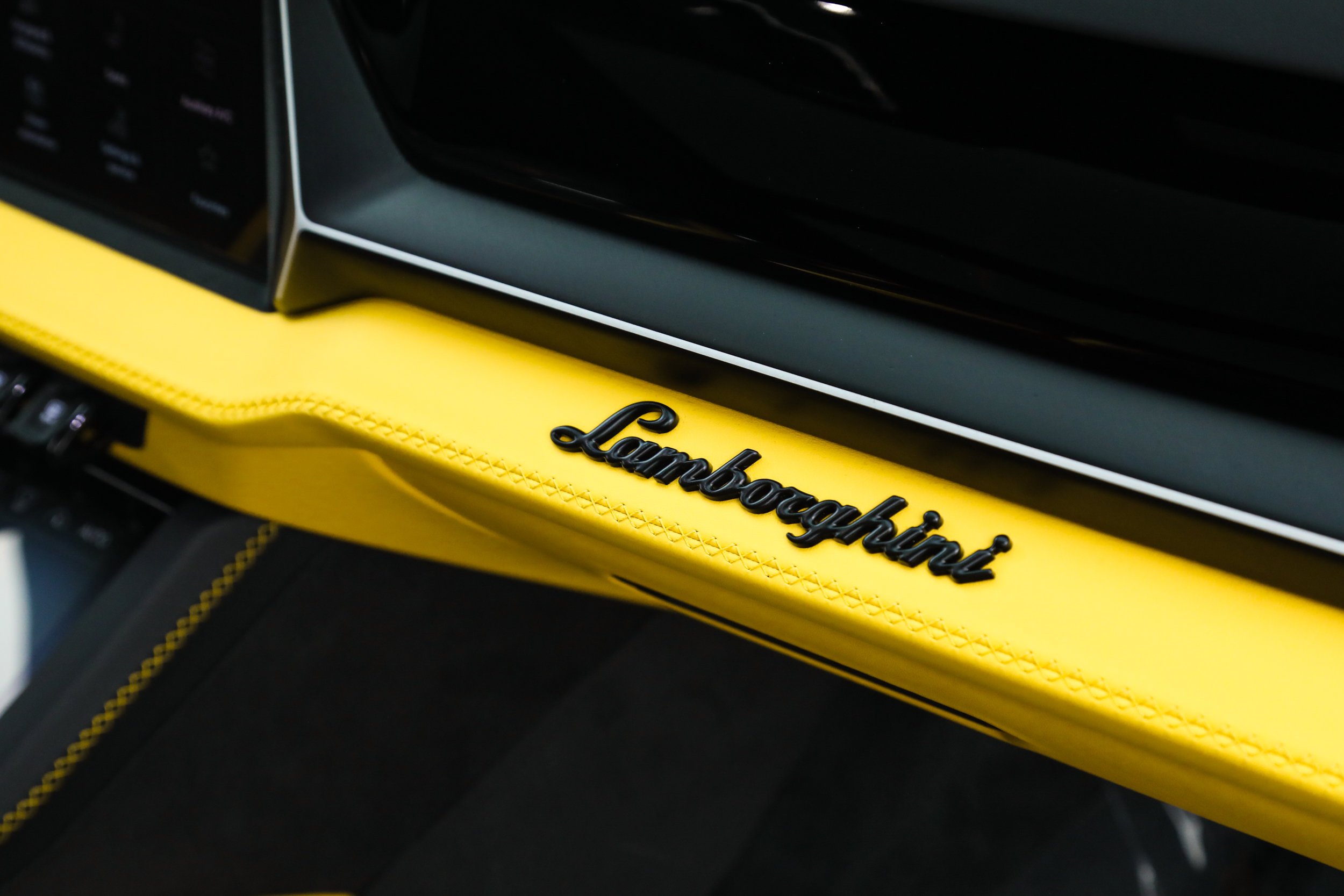 Used 2025 Yellow Lamborghini SE image 16