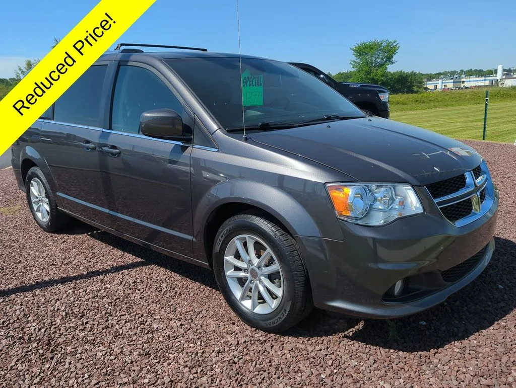 Used 2019 Gray Dodge SXT image 1