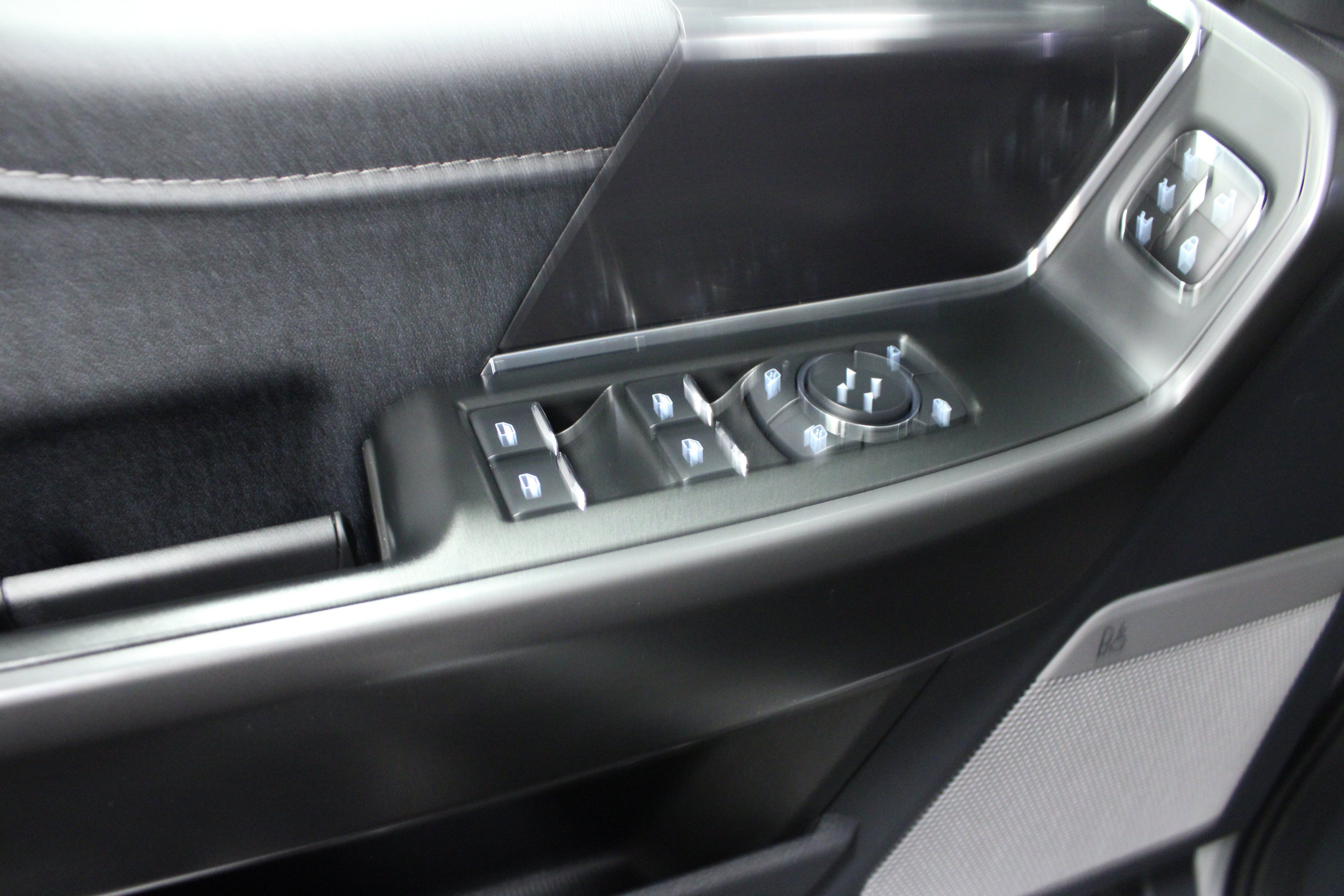 Used 2025 Space White Metallic Ford LARIAT image 18