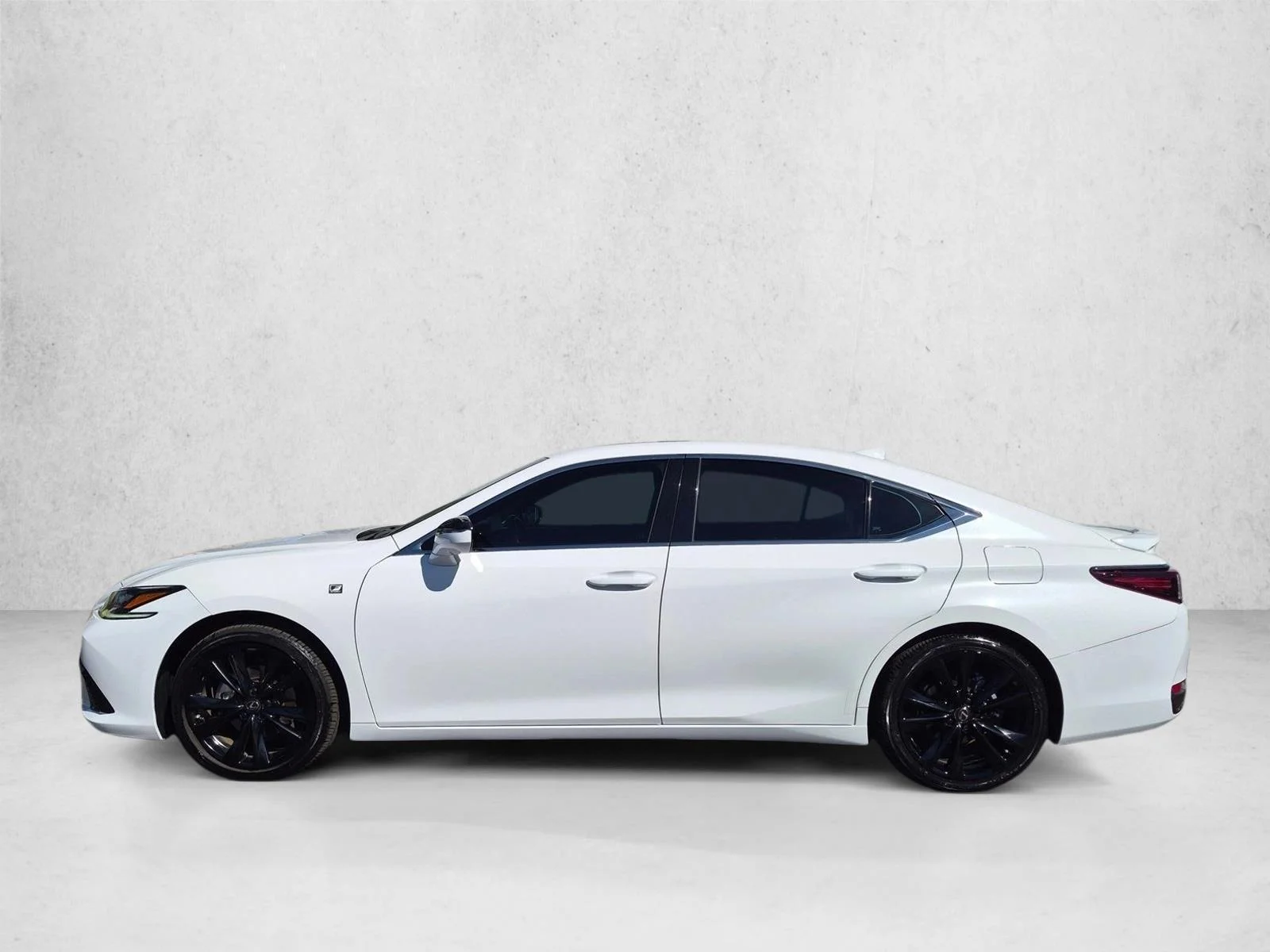 Certified Used 2024 Ultra White Lexus ES 300h F SPORT Handling image 9