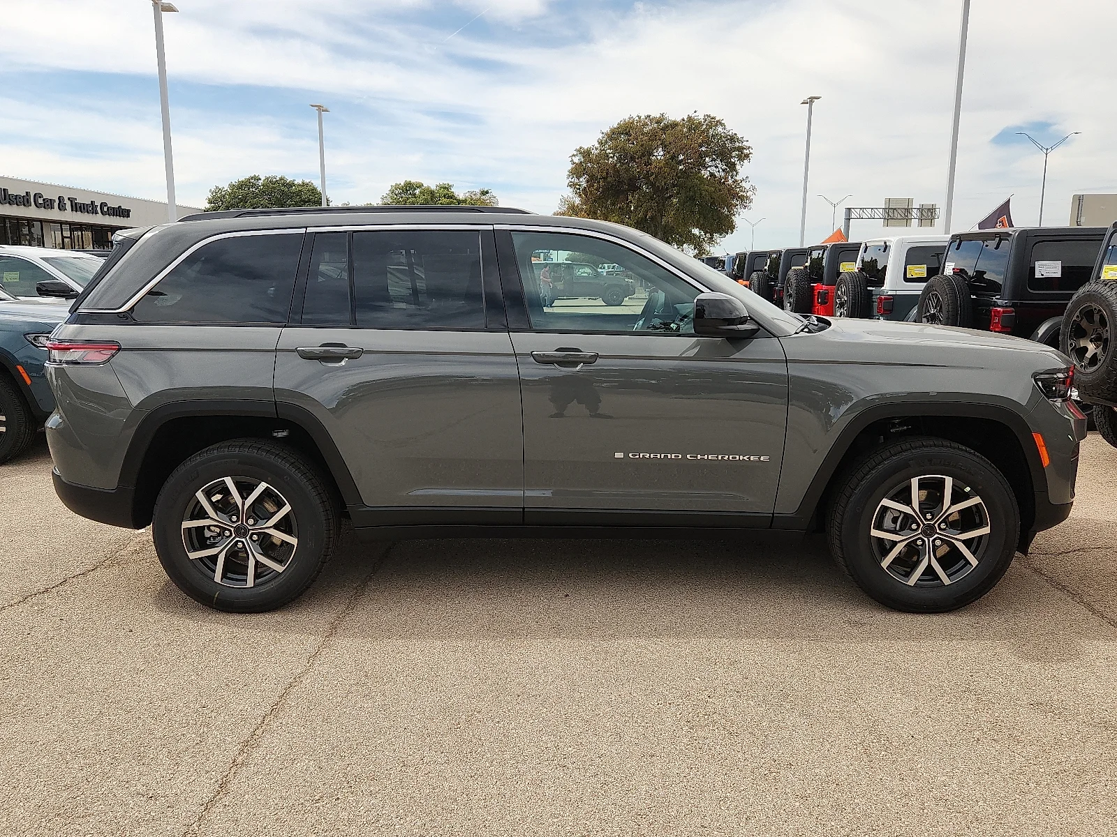 New 2027 Sting-Gray Clear-Coat Paint Jeep LAREDO X 4X4 image 5
