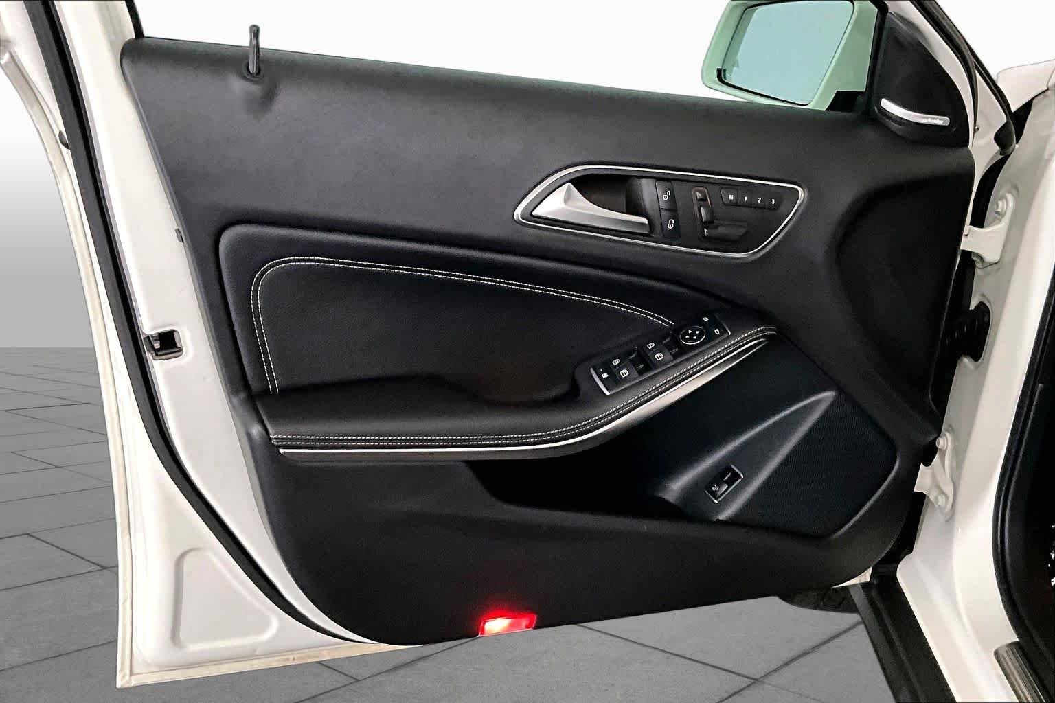 Used 2017 Cirrus White Mercedes-Benz GLA 250 image 22