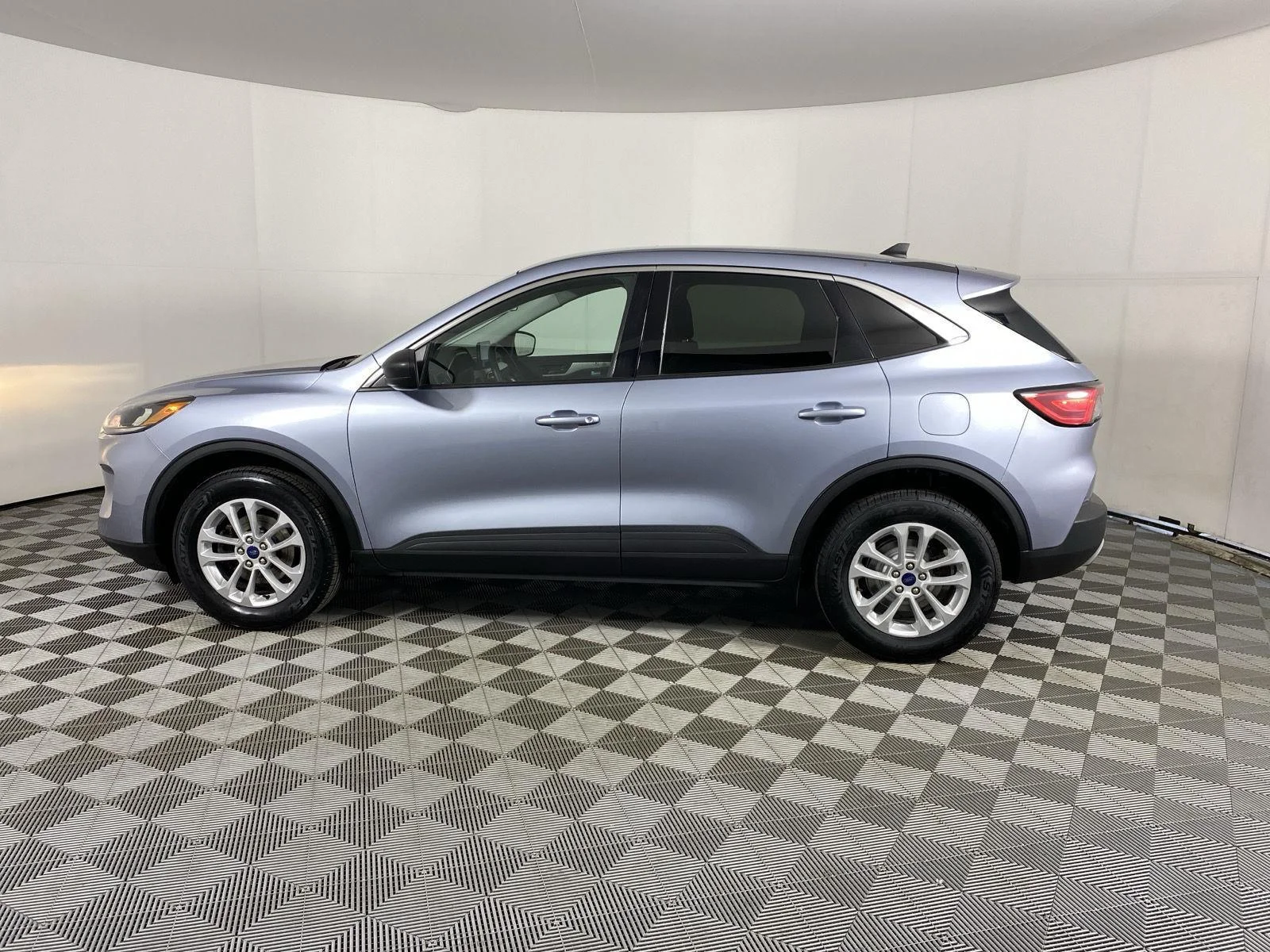 Used 2022 Iced Blue Silver Ford SE image 4