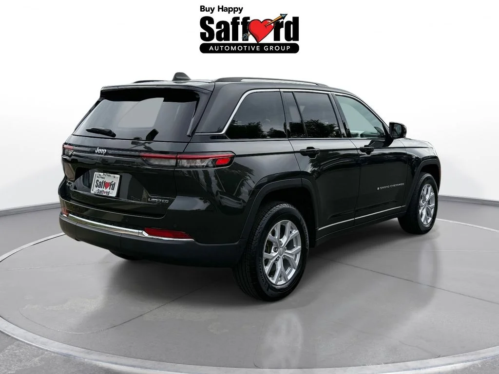 Used 2024  Jeep Limited image 9