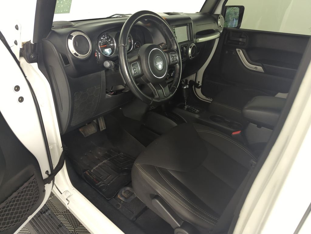 Used 2018 White Jeep Unlimited Sahara image 10