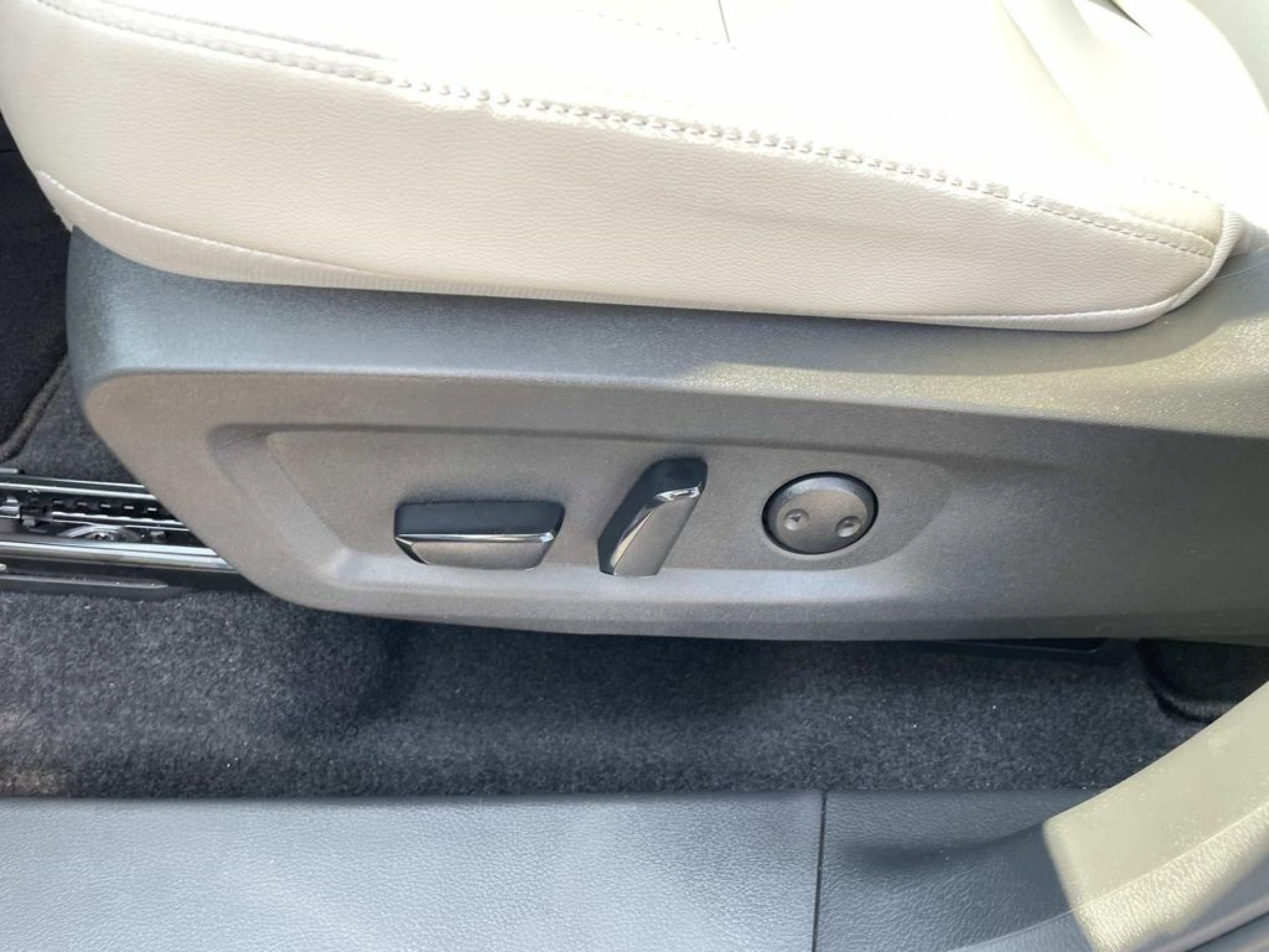 Used 2025 White Nissan SL image 22