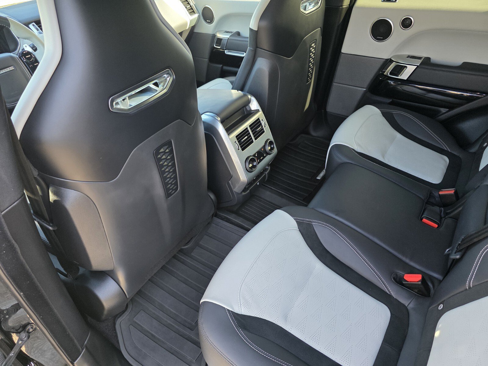 Used 2021 Santorini Black Metallic Land Rover SVR image 16