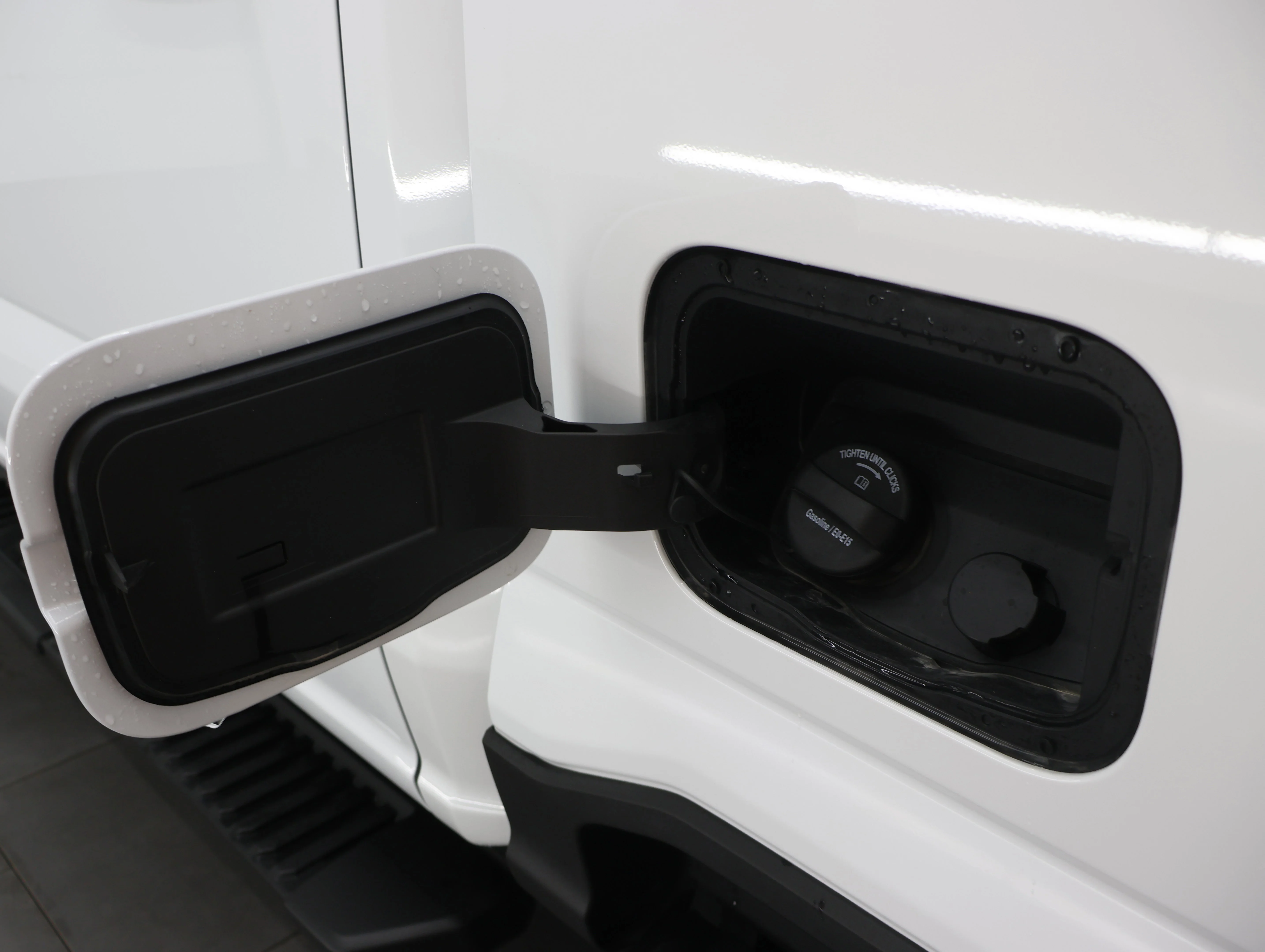Used 2024 Oxford White Ford Lariat image 36