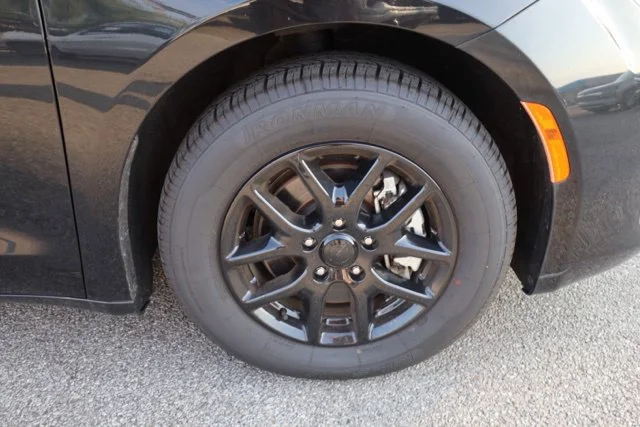 Used 2023 Black Chrysler LX image 17