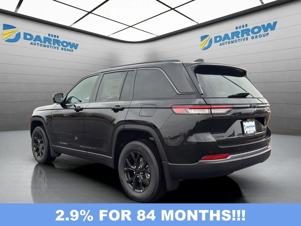 New 2026 Diamond Black Crystal Pearl-Coat Exterior Paint Jeep Laredo image 3