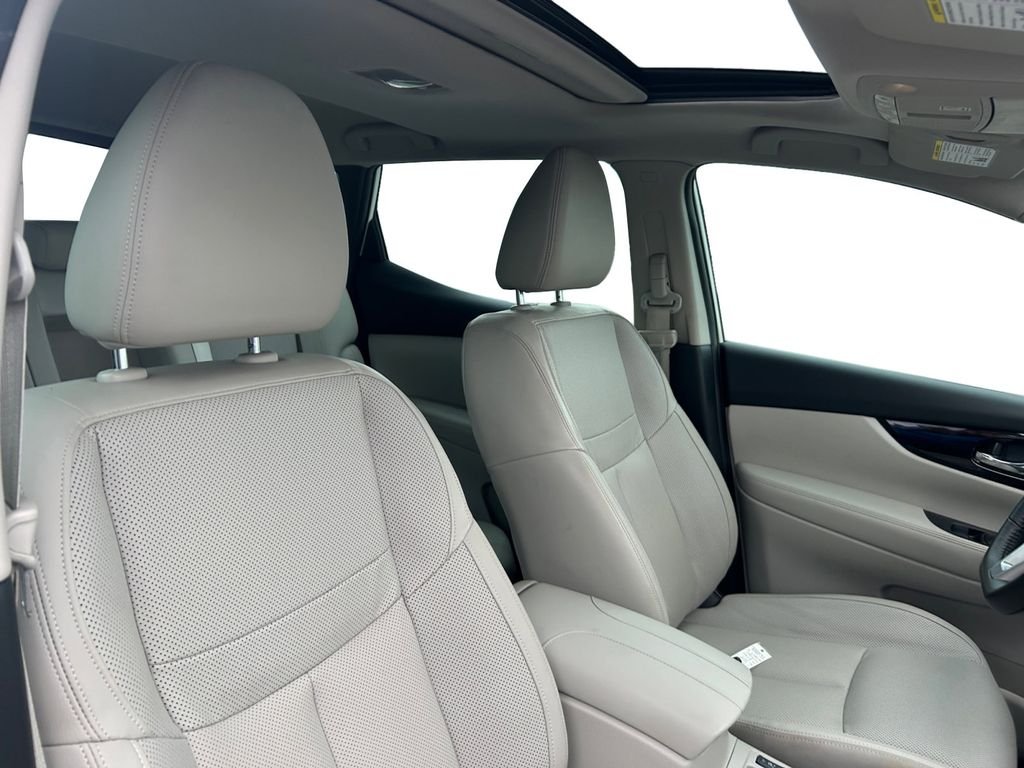 Used 2022 White Nissan SL image 25