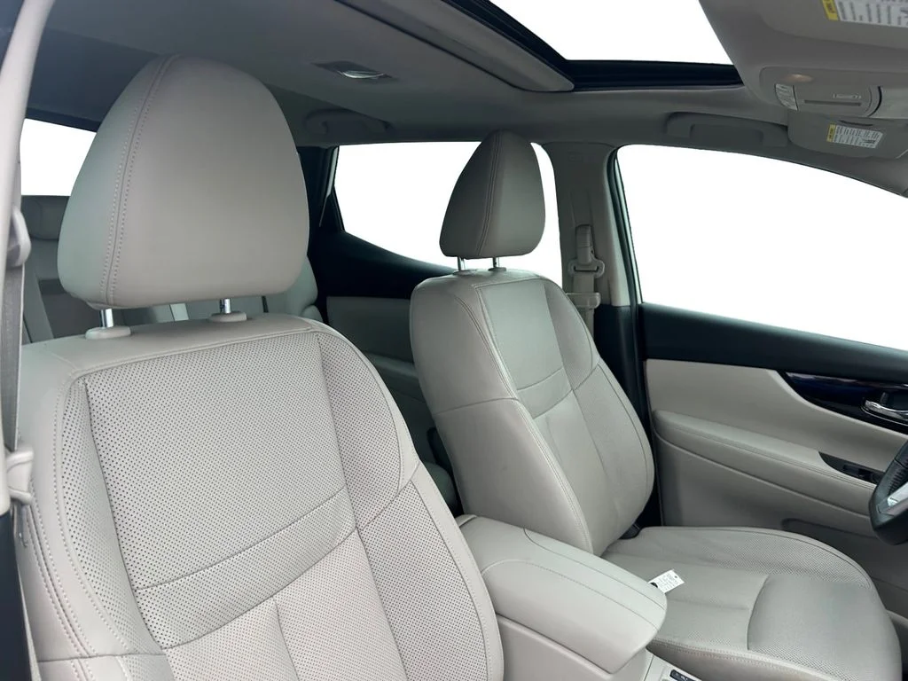 Used 2022 White Nissan SL image 25