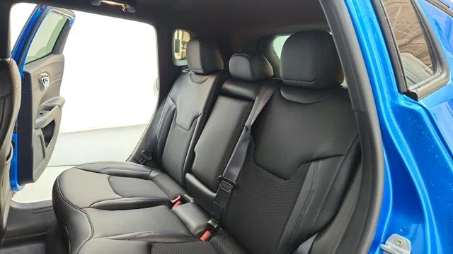 New 2026 Hydro Blue Pearl-Coat Exterior Paint Jeep Latitude image 18