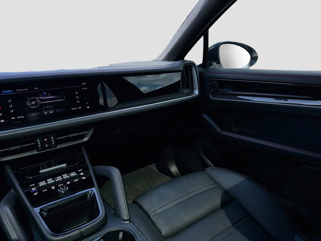 Used 2024  Porsche Base image 24