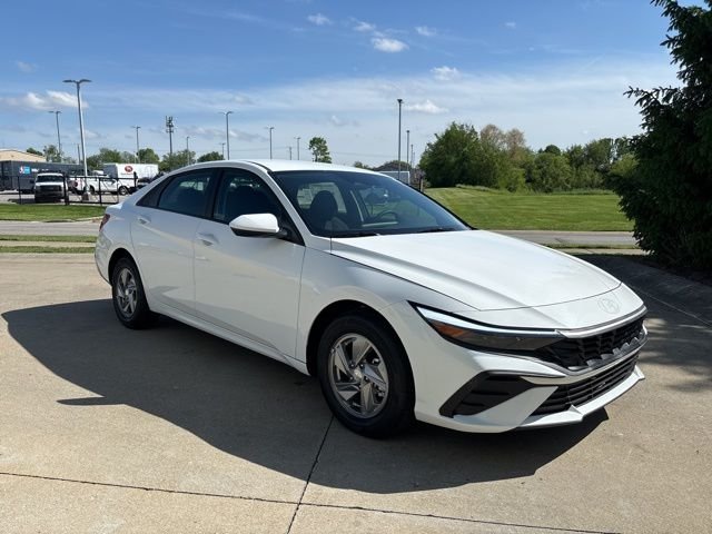 New 2026 White Hyundai SE image 32