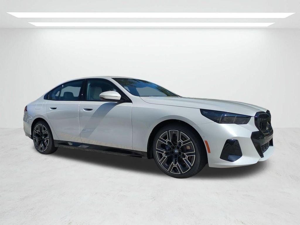 New 2027 Mineral White Metallic BMW 530i xDrive image 2