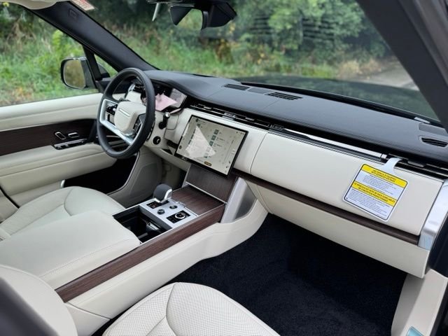 New 2027 Santorini Black Land Rover SE image 19