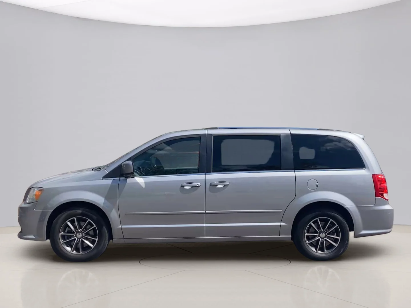 Used 2017 Silver Dodge SXT image 2