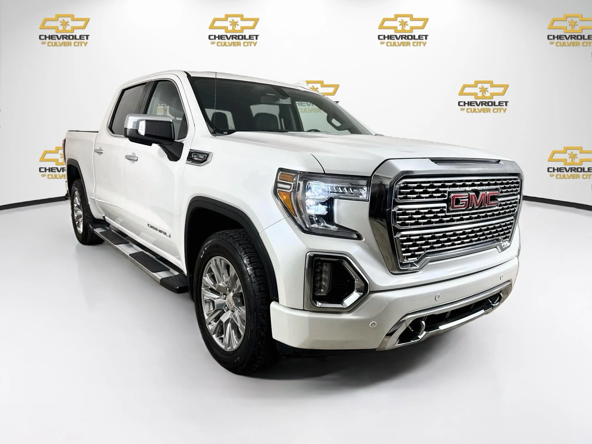 Used 2021 WHITE FROST TRICOAT GMC Denali image 1