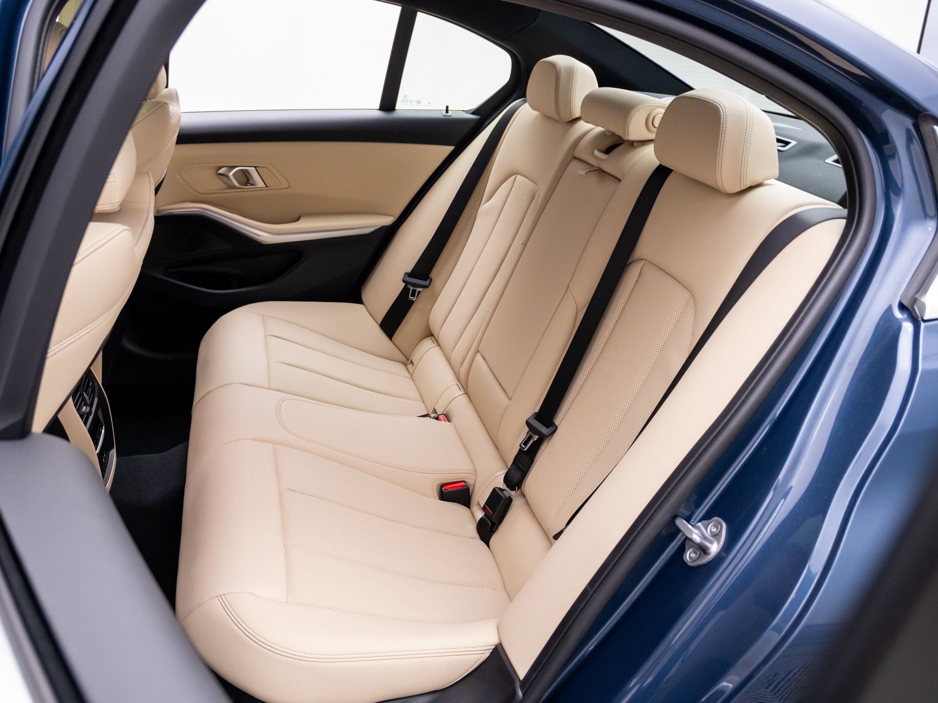 New 2026 Arctic Race Blue metallic BMW 330i xDrive image 17
