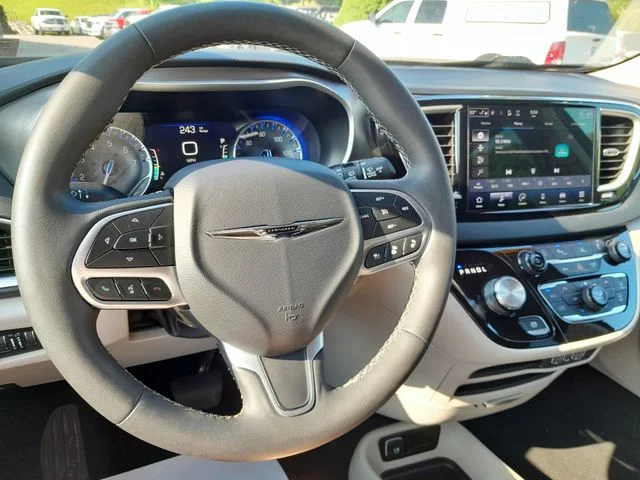 Used 2023 Black Chrysler Touring L image 11