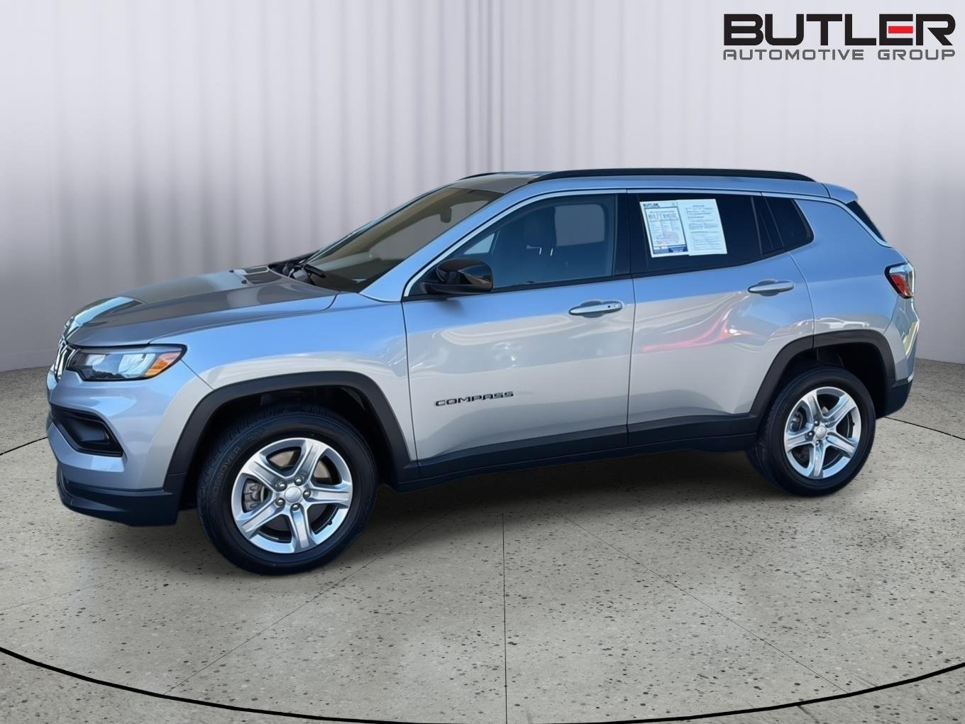 Used 2024  Jeep Latitude image 3