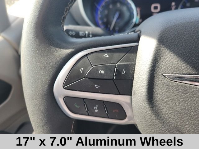 Used 2023 Velvet Chrysler Touring L image 13