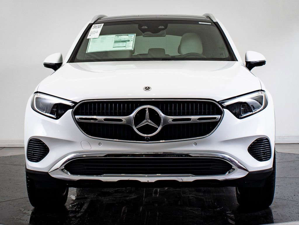 New 2026 MANUFAKTUR Moonlight White Metallic Mercedes-Benz GLC 300 image 2