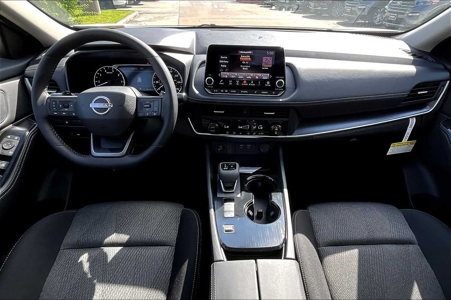 Used 2025 Everest White Pearl Nissan SV image 5