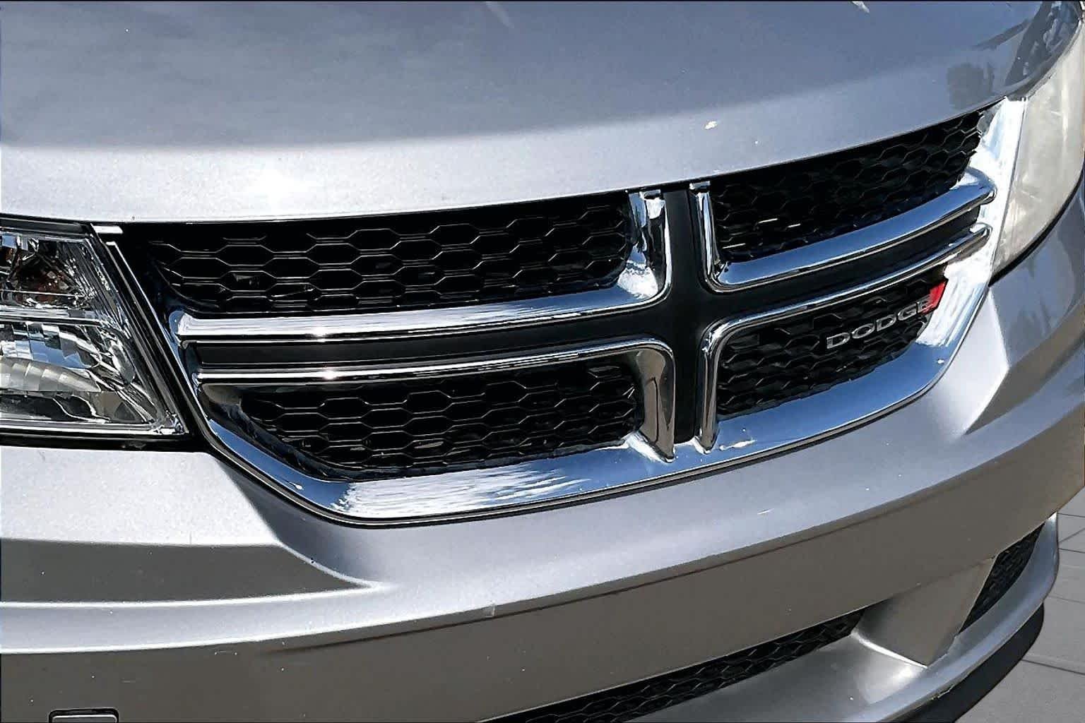 Used 2018 Billet Clearcoat Dodge SE image 29