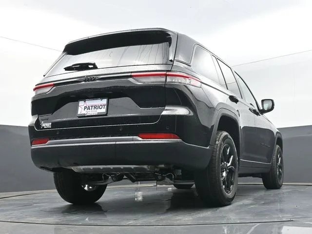 New 2026 Diamond Black Crystal Pearl-Coat Exterior Paint Jeep Altitude image 41