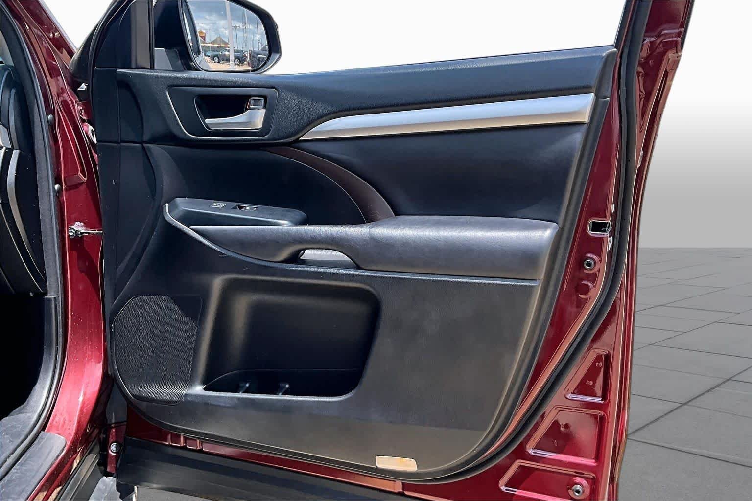 Used 2017 Ooh La La Rouge Mica Toyota XLE image 23