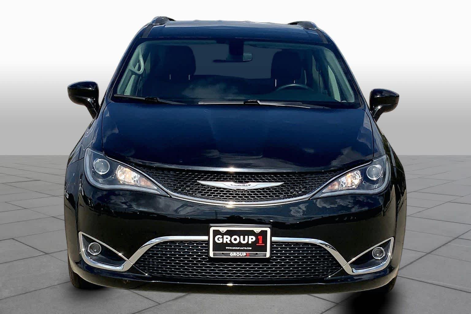 Used 2020 Brilliant Black Crystal Pearlcoat Chrysler Touring L image 4