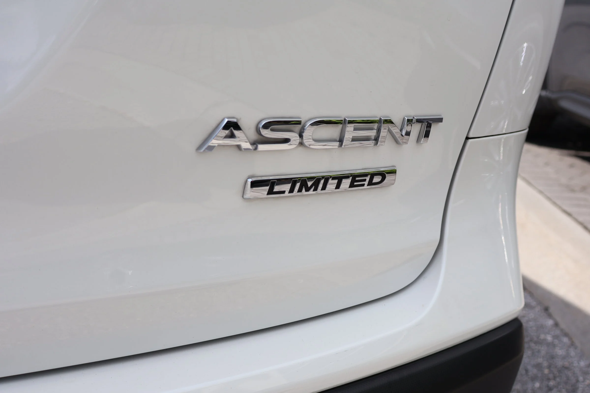 Used 2024 Crystal White Pearl Subaru Limited image 9