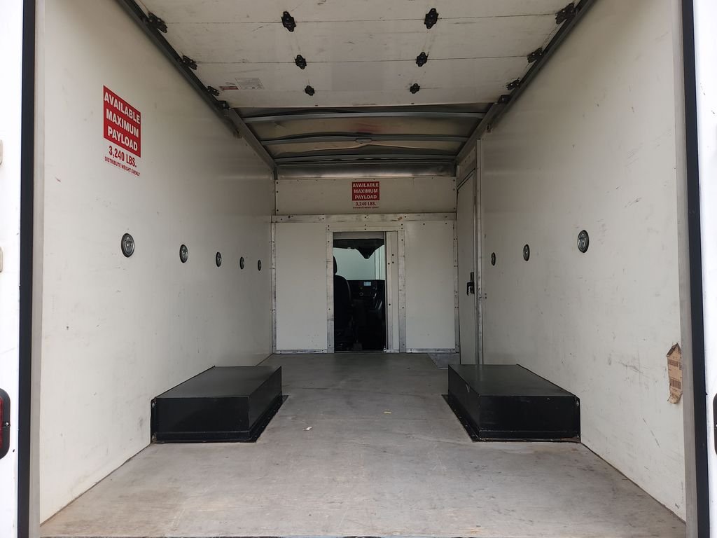 Used 2022 White Ford Box Truck image 14