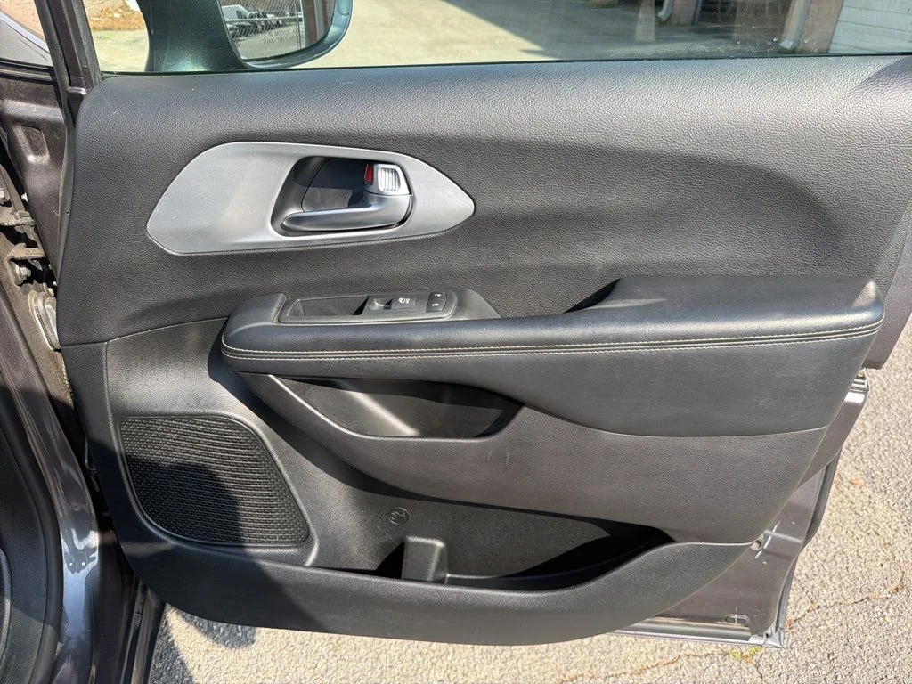 Used 2019 Gray Chrysler Touring L image 25